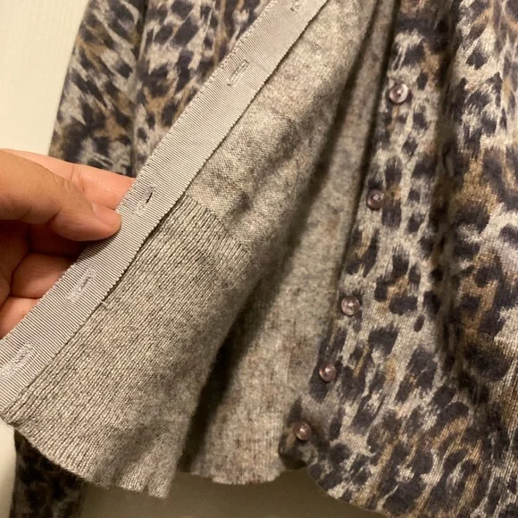 Women's Leopard Print Gray Long Sleeve Cashmere Silk Cardigan in Size Large - Picture 3 of 7